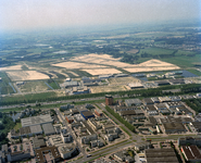 844637 Luchtfoto van het bouwterrein voor het bedrijventerrein De Wetering en daarachter voor de woonwijk Terwijde in ...